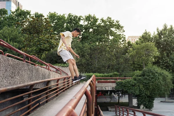 Kendine Güvenen Genç Adam Parkta Parkçılık Yapıyor Eğleniyor — Stok fotoğraf
