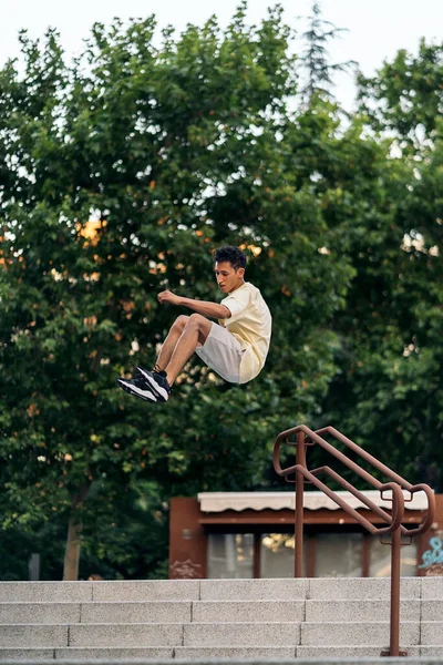 Kendine Güvenen Genç Adam Parkta Parkçılık Yapıyor Eğleniyor — Stok fotoğraf