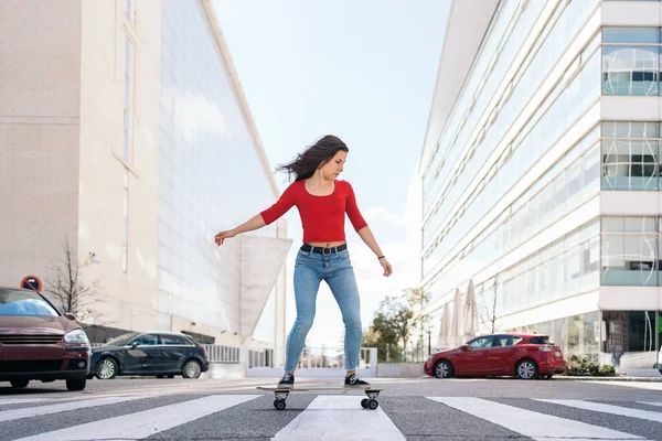 Young Woman Using Her Long Board City Practicing Sunny Day — Stock Photo, Image