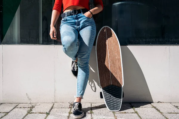 Unrecognized Casual Girl Standing Street Next Her Brown Long Board — Stock Photo, Image