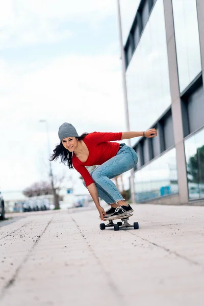 Mladá Bruslařka Žena Cvičí Svým Longboardem Městě Baví — Stock fotografie