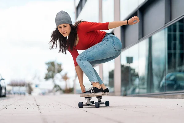 市内でロングボードを練習し 楽しいスケート女性 — ストック写真