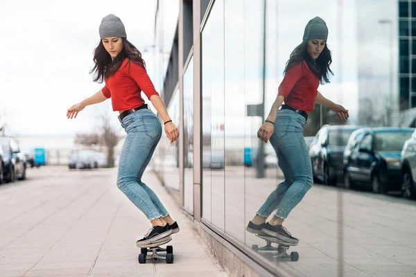Coole Skaterin Übt Mit Ihrem Longboard Der Stadt Und Hat — Stockfoto