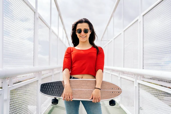 Tillfällig Ung Kvinna Håller Sin Longboard Staden Och Tittar Kameran — Stockfoto