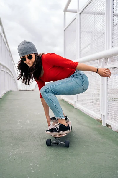 Coole Skaterin Übt Mit Ihrem Longboard Der Stadt Und Hat — Stockfoto