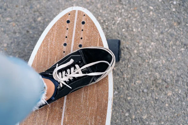 Wanita Skater Tak Dikenal Berlatih Dengan Papan Seluncurnya Kota Dan — Stok Foto