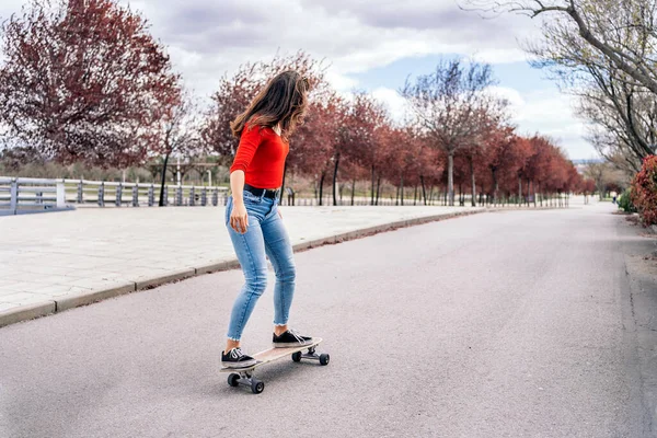 Coole Skaterin Übt Mit Ihrem Longboard Park Und Hat Spaß — Stockfoto