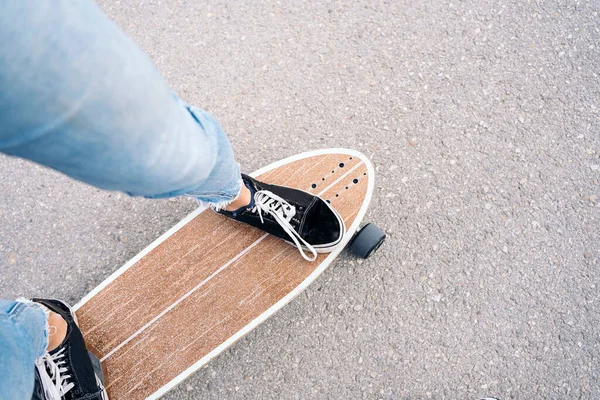 Wanita Skater Tak Dikenal Berlatih Dengan Papan Seluncurnya Kota Dan — Stok Foto