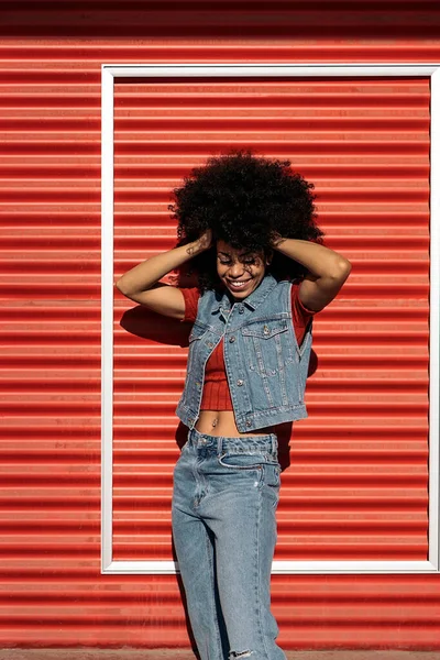 Afrikanerin Mit Coolen Afro Haaren Hat Spaß Und Posiert Vor — Stockfoto