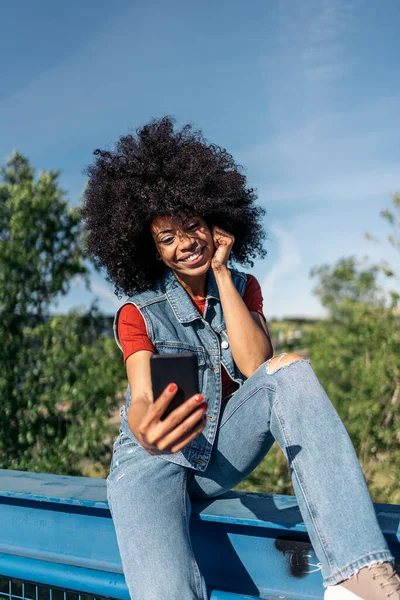 Jovem Com Cabelo Afro Sentado Rua Tirando Uma Selfie Com — Fotografia de Stock