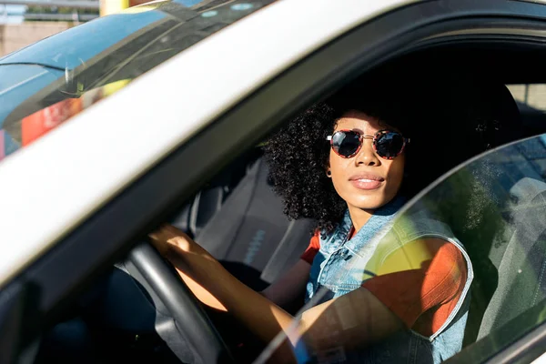 Arabasını Kullanan Kameraya Bakan Afro Saçlı Hoş Bir Kadın Güneş — Stok fotoğraf