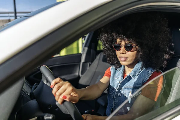 Mujer Guay Con Pelo Afro Conduciendo Coche Mirando Frente Lleva — Foto de Stock