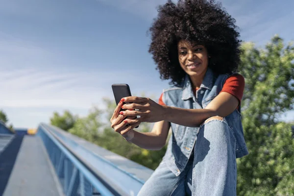 Mulher Legal Com Cabelo Afro Sentado Rua Usando Seu Telefone — Fotografia de Stock