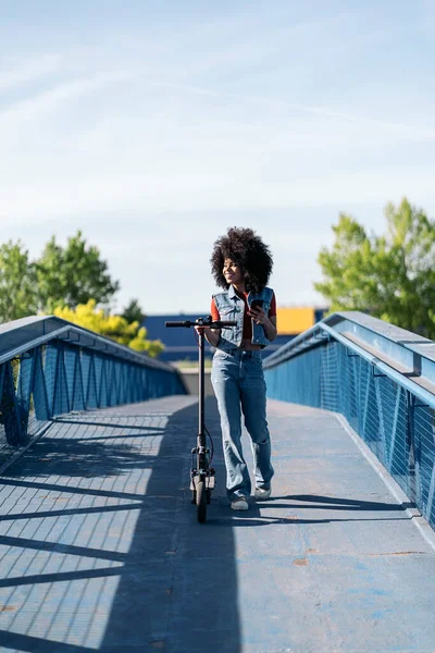 Gyönyörű Afro Haj Sétál Városban Vele Elektromos Robogó Használja Telefont — Stock Fotó