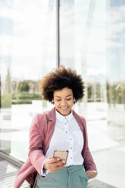 Χαρούμενη Μαύρη Επιχειρηματίας Που Χρησιμοποιεί Κινητό Της Έξω Φοράει Επίσημα — Φωτογραφία Αρχείου
