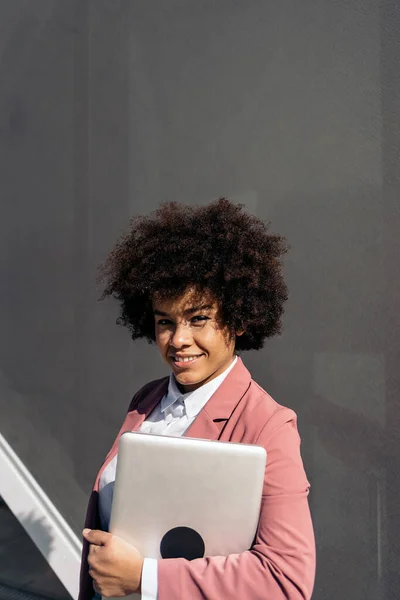 Χαρούμενη Μαύρη Επιχειρηματίας Αφρο Μαλλιά Χαμογελώντας Και Κρατώντας Laptop Της — Φωτογραφία Αρχείου