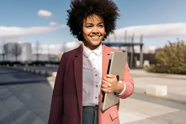 Χαρούμενη Μαύρη Επιχειρηματίας Αφρο Μαλλιά Χαμογελώντας Και Κρατώντας Laptop Της — Φωτογραφία Αρχείου