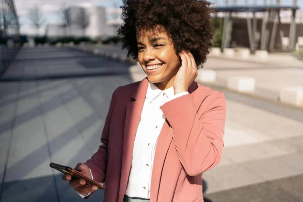 Африканская Американская Деловая Женщина Элегантной Одежде Используя Свой Мобильный Телефон — стоковое фото