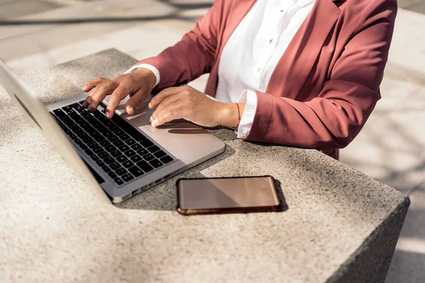Tanımlanamayan Siyahi Kadını Dışarıda Oturuyor Bilgisayarını Kullanıyor Resmi Kıyafetler Giyiyor — Stok fotoğraf