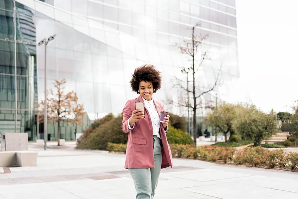 Ευτυχισμένη Μαύρη Επιχειρηματίας Που Χρησιμοποιεί Κινητό Της Τηλέφωνο Έξω Και — Φωτογραφία Αρχείου