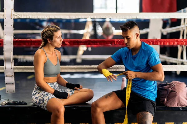 Hombre Joven Mujer Caucásica Preparándose Para Boxeo Gimnasio Concepto Kickboxing — Foto de Stock