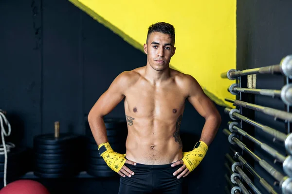 Porträt Eines Ernsthaften Jungen Muskulösen Kickboxers Der Ernst Die Kamera — Stockfoto
