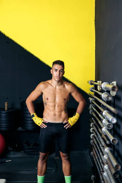 Retrato Joven Serio Kickboxer Muscular Mirando Seriamente Cámara Concepto Kickboxing — Foto de Stock