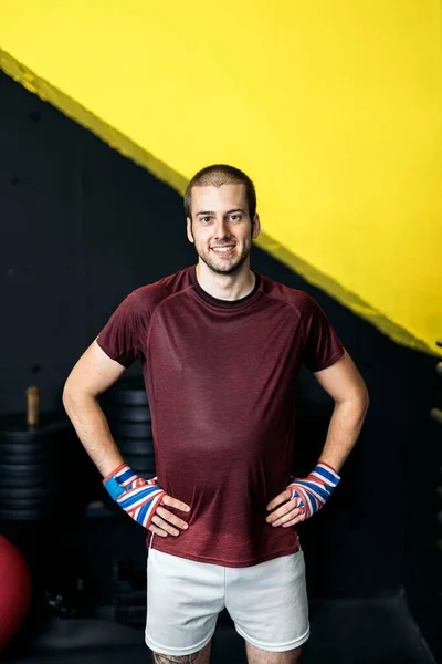 Portret Uśmiechniętego Młodego Muskularnego Kickboxera Patrzącego Kamerę Pojęcie Kickboxing — Zdjęcie stockowe