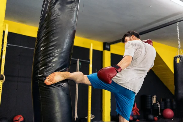 Kickboxing Fighter Wykonujący Kopnięcia Stopą Worku Treningowym Siłowni Pojęcie Kickboxing — Zdjęcie stockowe