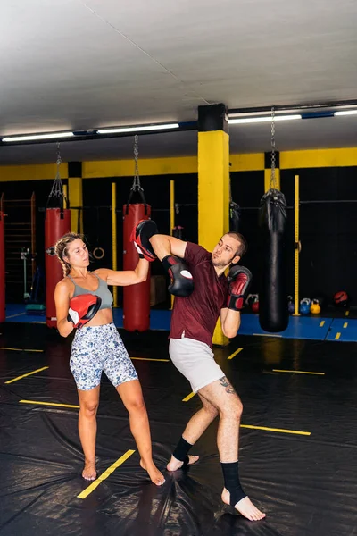 Jonge Kickbokser Man Oefent Elleboog Stakingen Met Zijn Vrouwelijke Collega — Stockfoto