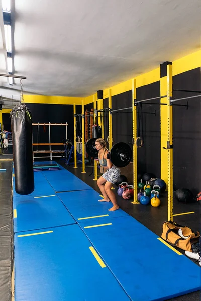 Junge Kaukasische Erwachsene Frau Beim Hantelheben Fitnessstudio Ausbildungskonzept — Stockfoto