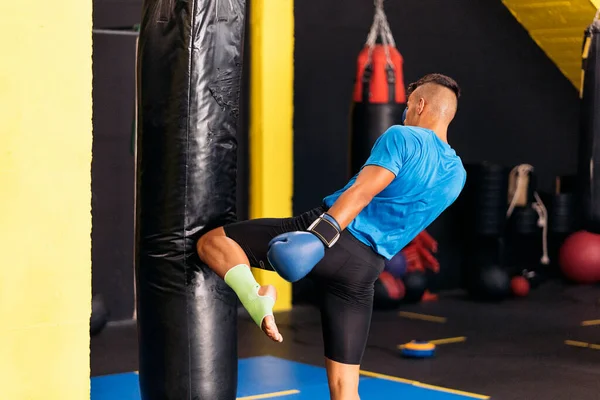 Peleador Kickboxing Realizando Kicks Knee Saco Boxeo Gimnasio Concepto Kickboxing — Foto de Stock