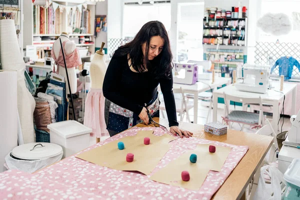 Moda Atölyesinde Çalışan Kadın Terzi Renkli Kumaşlar Kesiyor — Stok fotoğraf