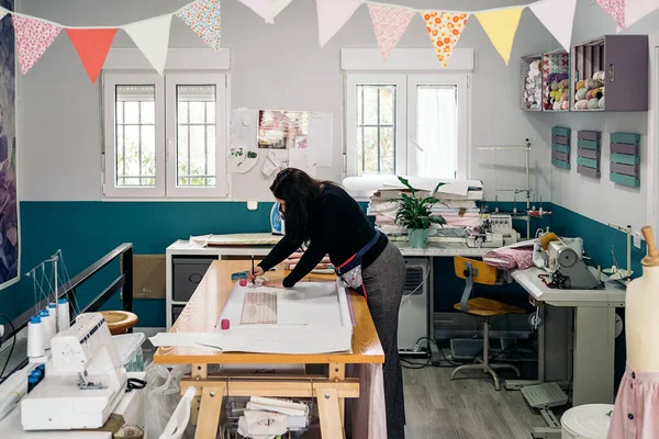 Krawcowa Pracująca Jasnych Małych Warsztatach Mody Pracuje Kolorowymi Tkaninami Stole — Zdjęcie stockowe