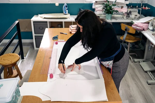 Focusați Croitoreasa Feminină Adultă Care Lucrează Atelierul Mic Își Proiectează — Fotografie, imagine de stoc
