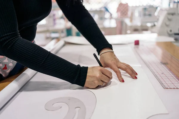 不知名的女裁缝在她的时装店工作她正在为她的下一件衣服做设计 — 图库照片