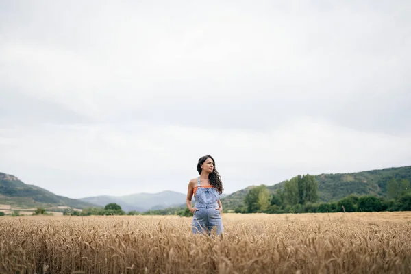 Wanita Hamil Berdiri Ladang Gandum Dia Tersenyum Dan Melihat Samping — Stok Foto