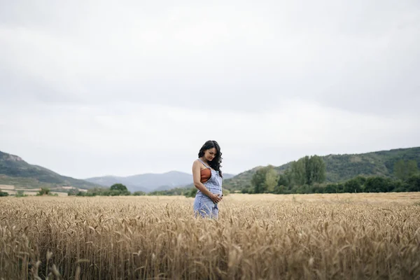 Těhotná Žena Stojící Pšeničném Poli Dotýká Dívá Břicho — Stock fotografie