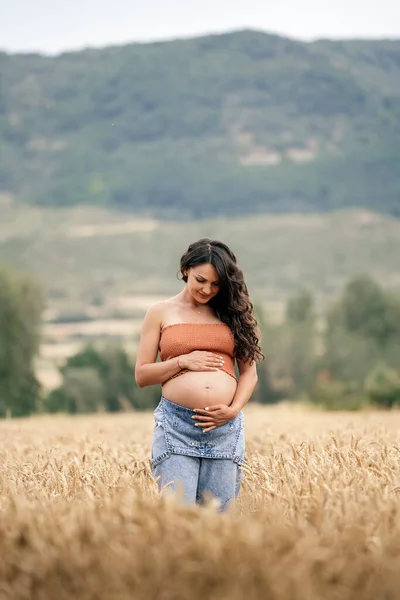 Mujer Embarazada Pie Campo Trigo Ella Está Tocando Mirando Vientre — Foto de Stock