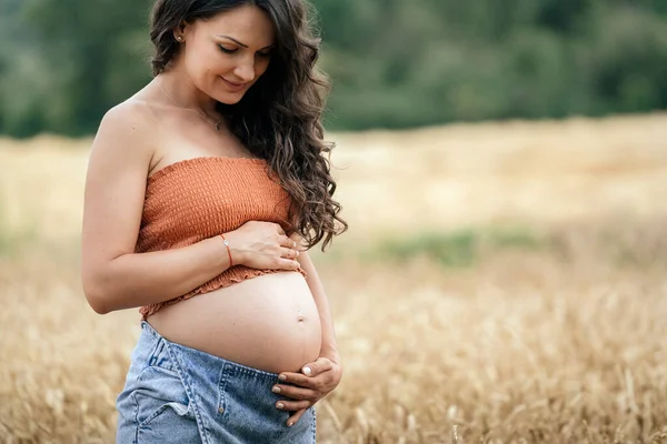 Mujer Embarazada Pie Campo Trigo Ella Está Tocando Mirando Vientre — Foto de Stock