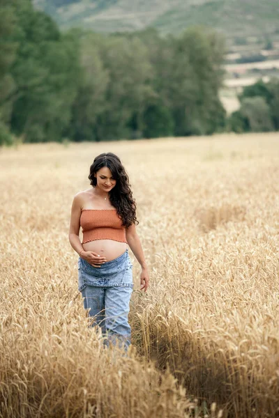 Mujer Embarazada Caminando Campo Trigo Toca Vientre Sonríe — Foto de Stock