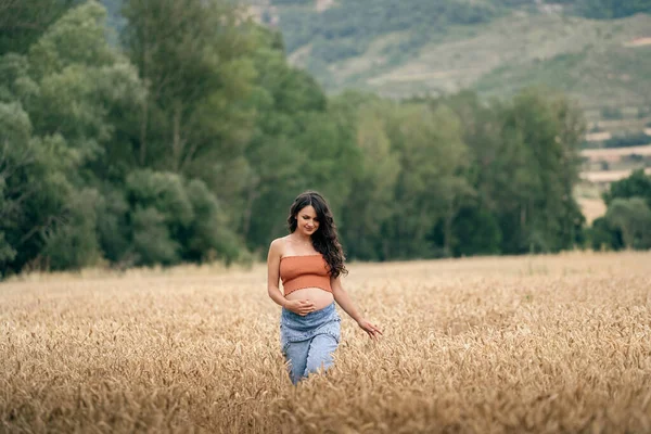 Wanita Hamil Berjalan Ladang Gandum Dia Menyentuh Perutnya Dan Tersenyum — Stok Foto