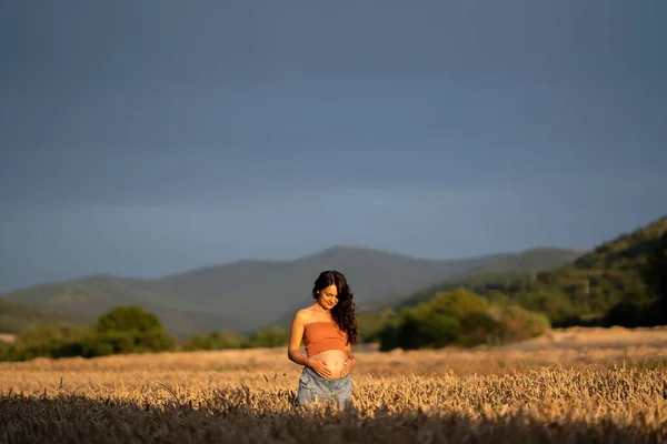Zwangere Vrouw Tarweveld Raakt Haar Buik Aan Kijkt Ernaar — Stockfoto