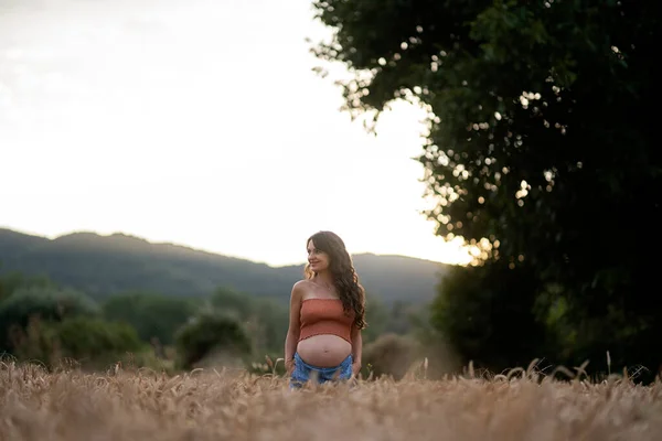 Schwangere Steht Weizenfeld Sie Lächelt Und Schaut Zur Seite — Stockfoto