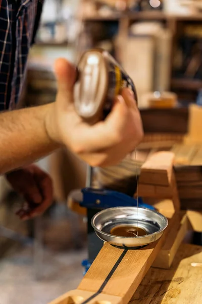 Neznámý Luthier Vytváří Kytaru Používá Nástroje Tradiční Dílně — Stock fotografie