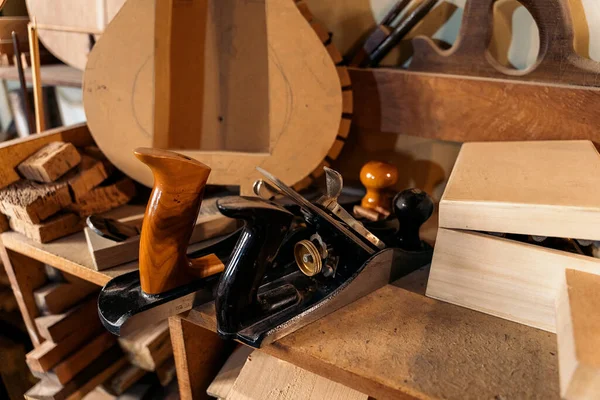 传统车间用木料制作声吉他过程中使用的工具 — 图库照片