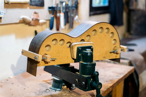 Processus Fabrication Guitare Acoustique Avec Bois Dans Atelier Traditionnel — Photo