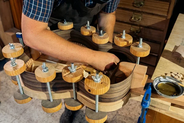Αναγνωρισμένος Τεχνίτης Που Δημιουργεί Κιθάρα Και Χρησιμοποιεί Εργαλεία Παραδοσιακό Εργαστήριο — Φωτογραφία Αρχείου