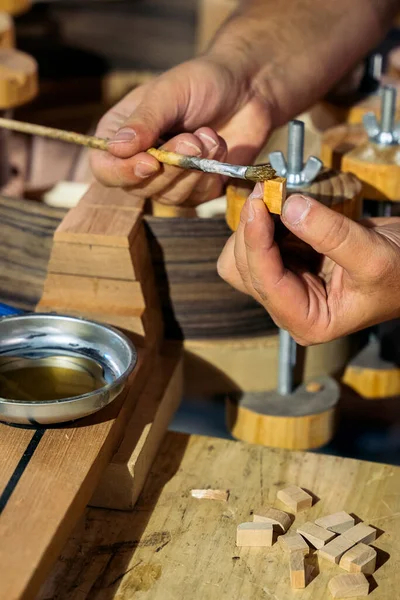 Luthier Reconocido Creando Una Guitarra Utilizando Herramientas Taller Tradicional — Foto de Stock