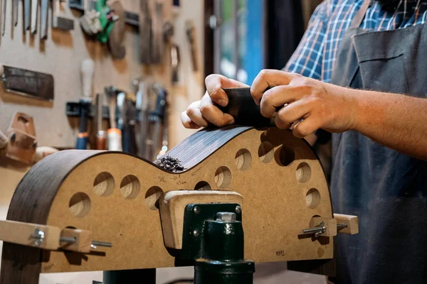 Luthier Méconnu Créant Une Guitare Dans Son Atelier Utilisant Des — Photo